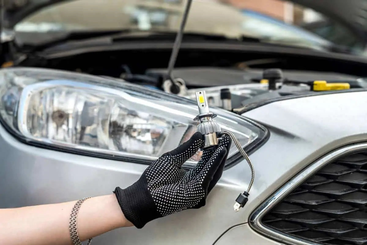 Comment remplacer une ampoule H7 sur sa voiture ? Sans outils – Donicars